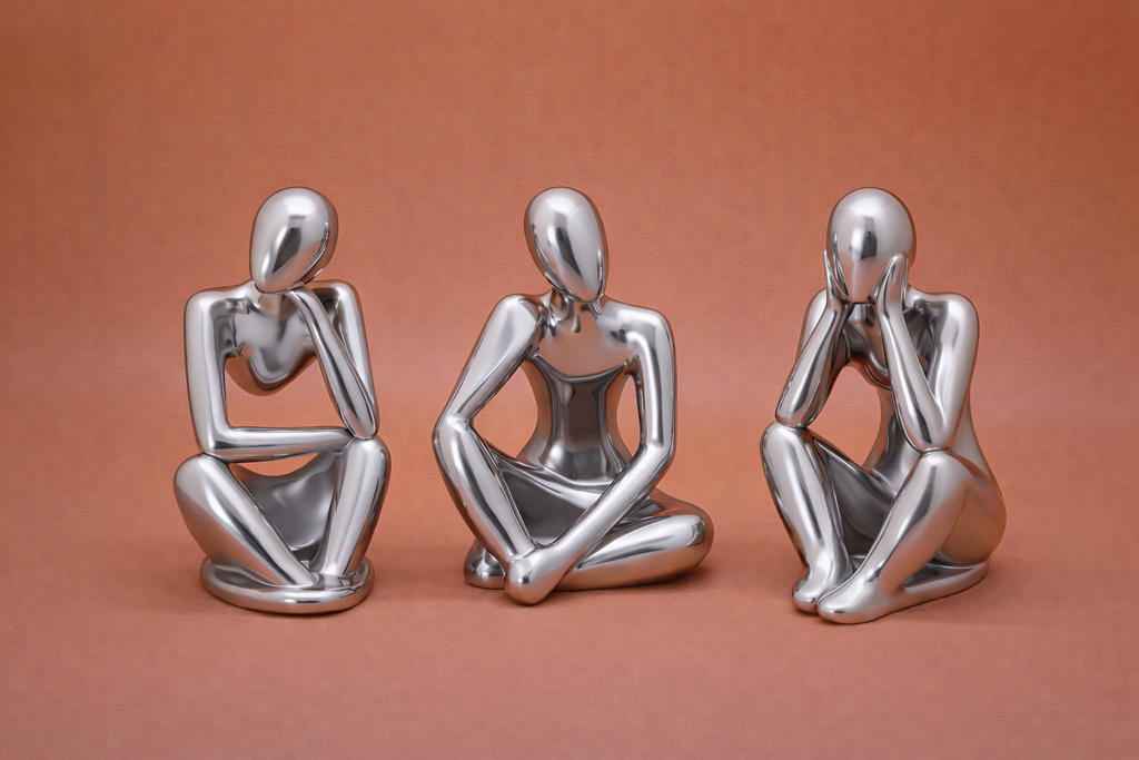 Tris di statuette- Le Pensatrici