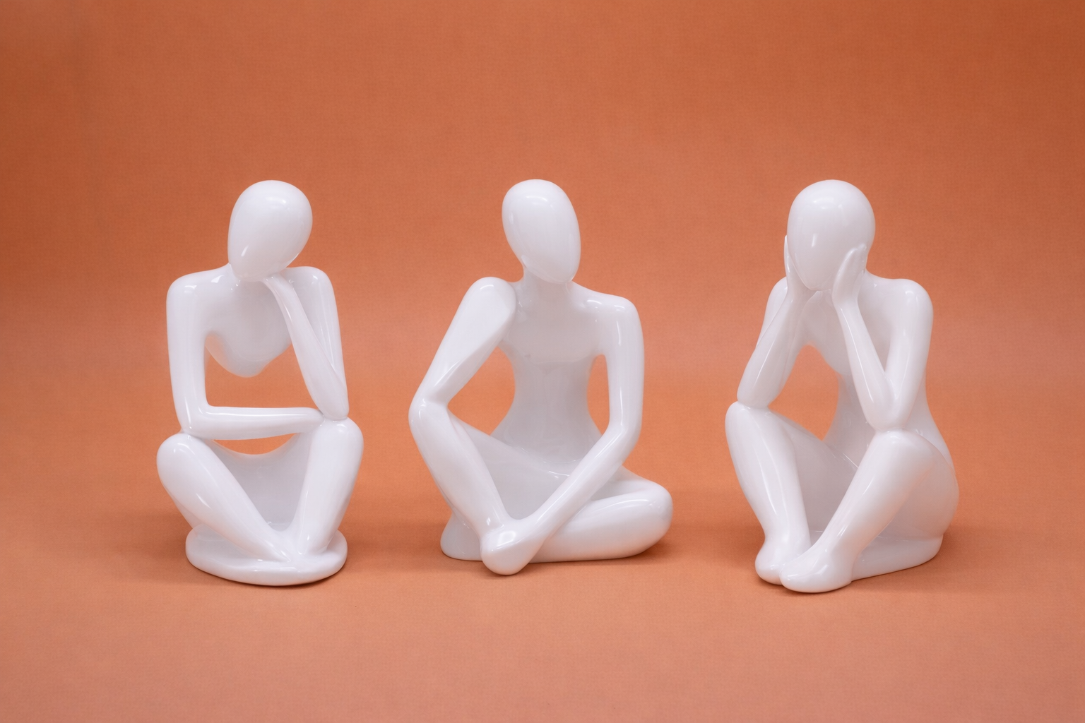 Tris di statuette- Le Pensatrici