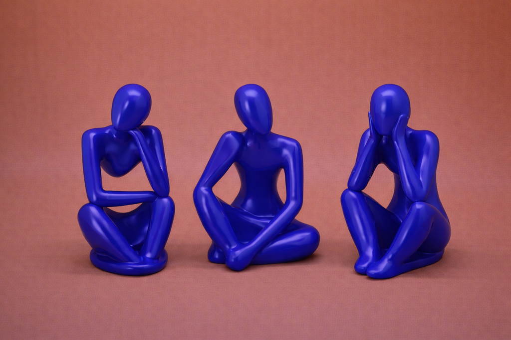 Tris di statuette- Le Pensatrici