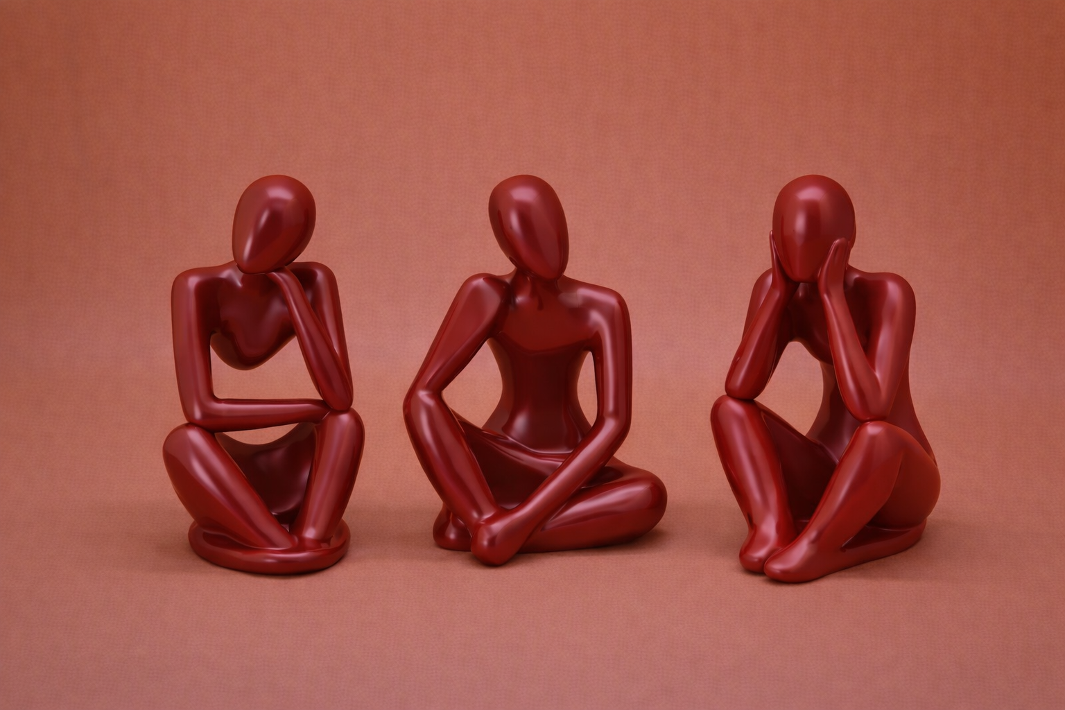 Tris di statuette- Le Pensatrici