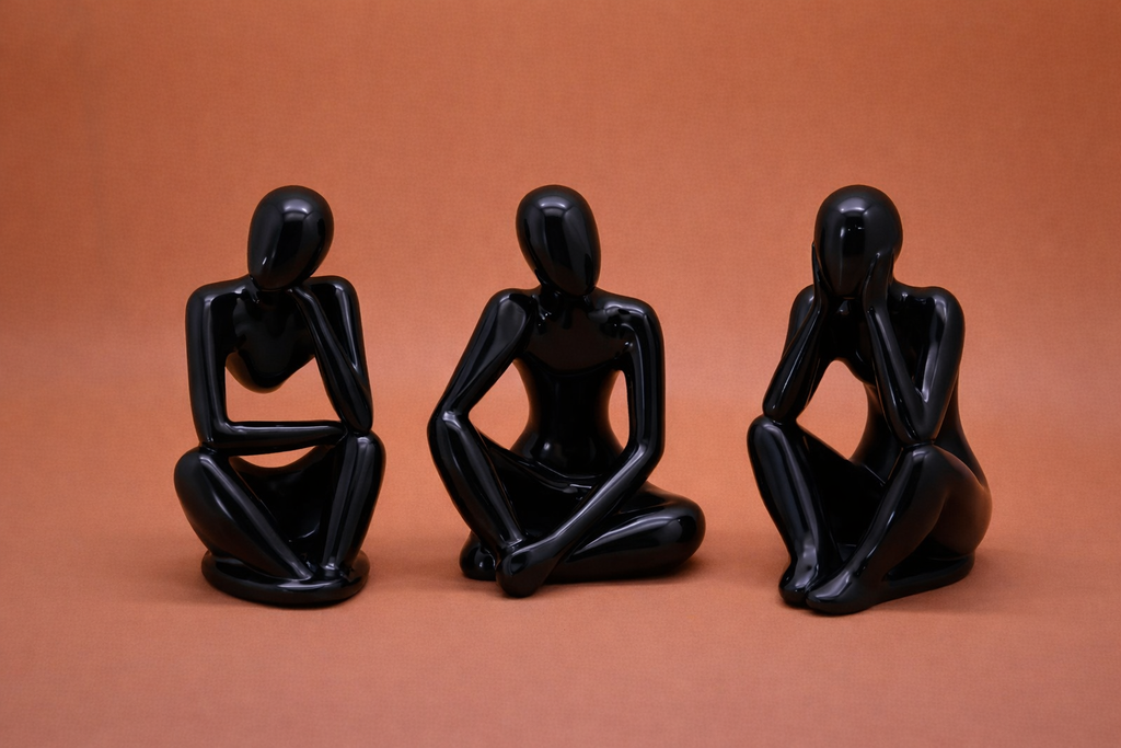 Tris di statuette- Le Pensatrici