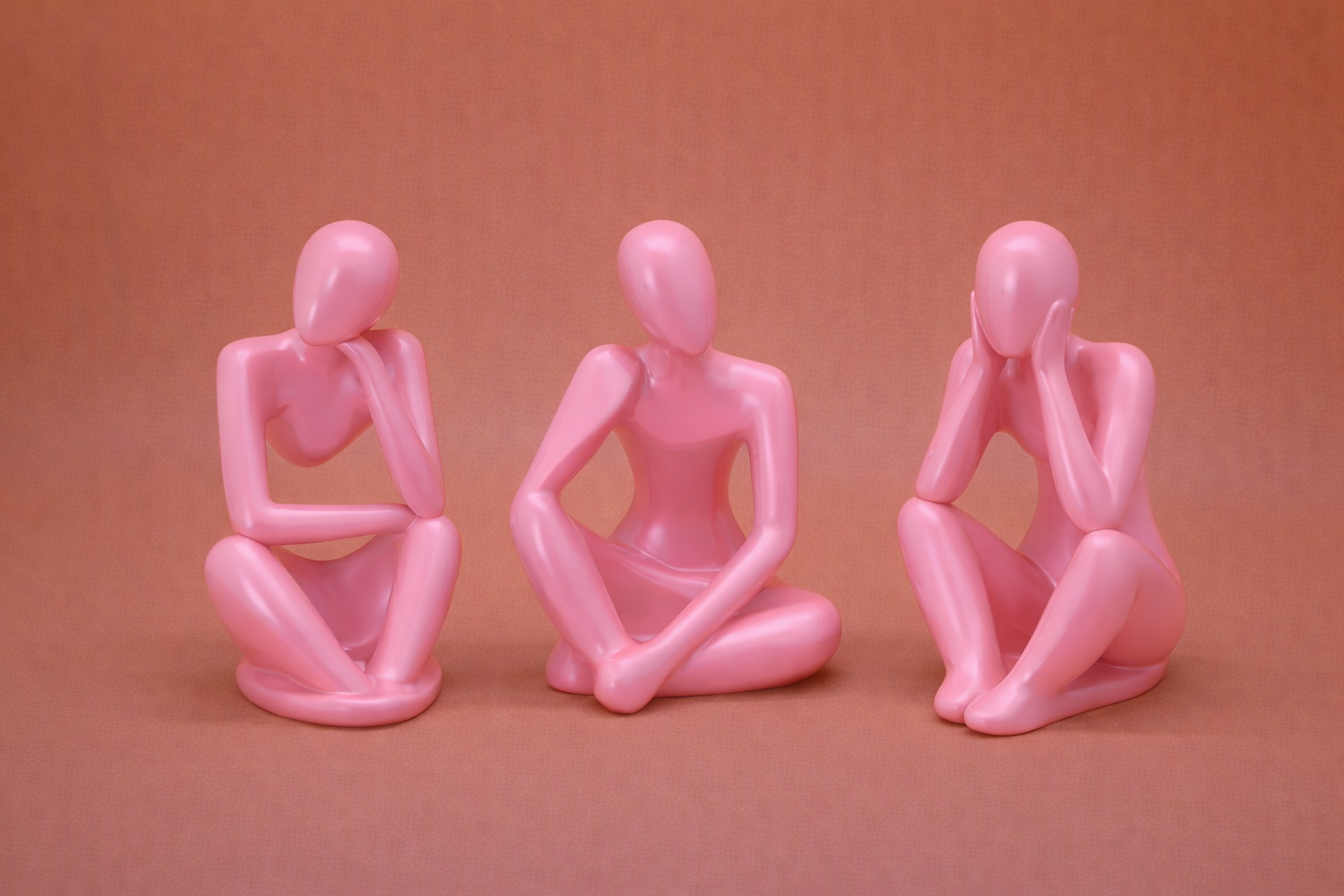 Tris di statuette- Le Pensatrici