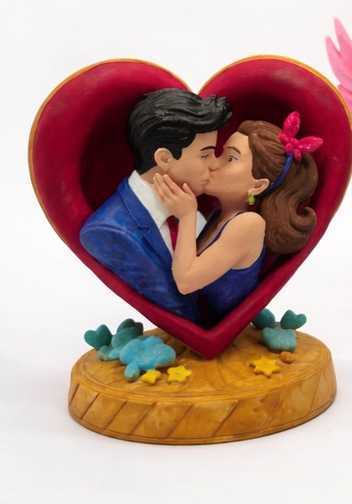 Scultura Romantica “Bacio nel Cuore” – Statua Decorativa