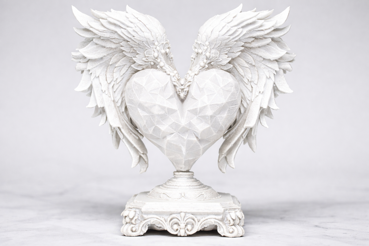 Statuetta decorativa - Emblema dal cuore alato