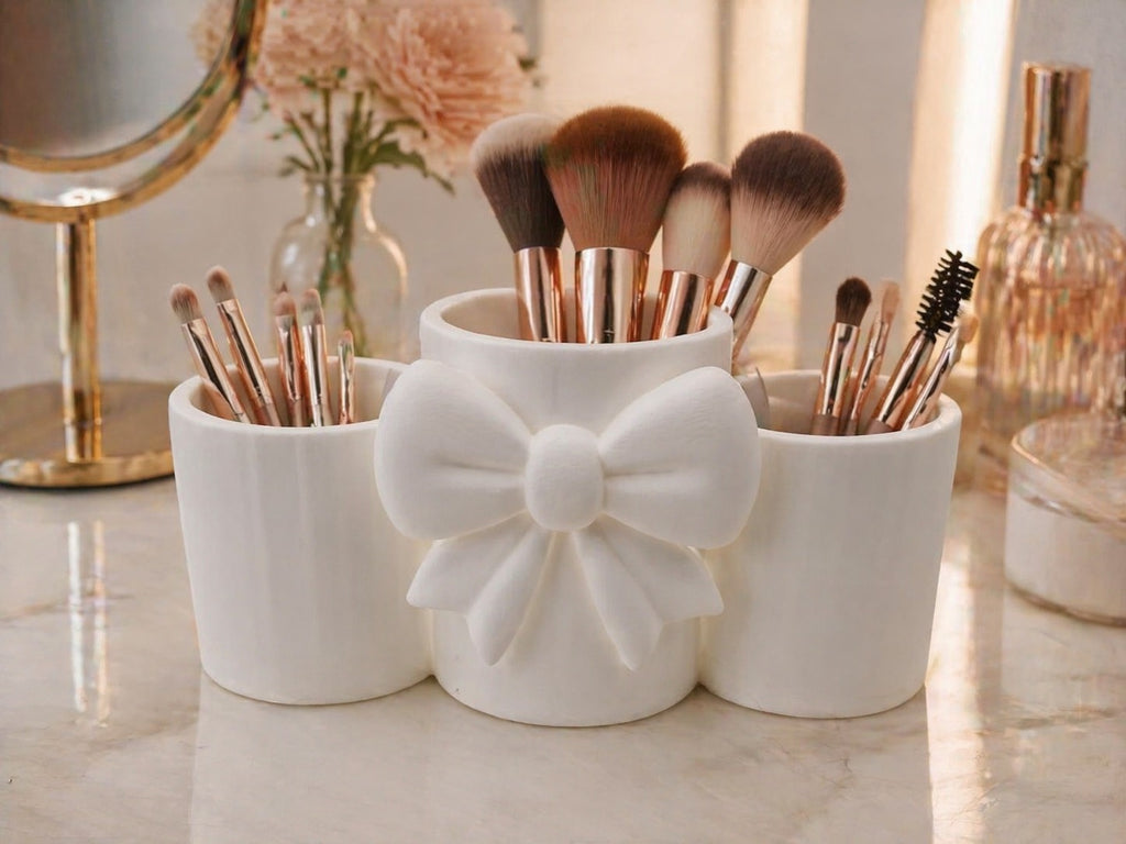 Glamora – Porta Pennelli Beauty Deluxe con Fiocco | Organizer Trucco 3 Scomparti Elegante da Tavolo